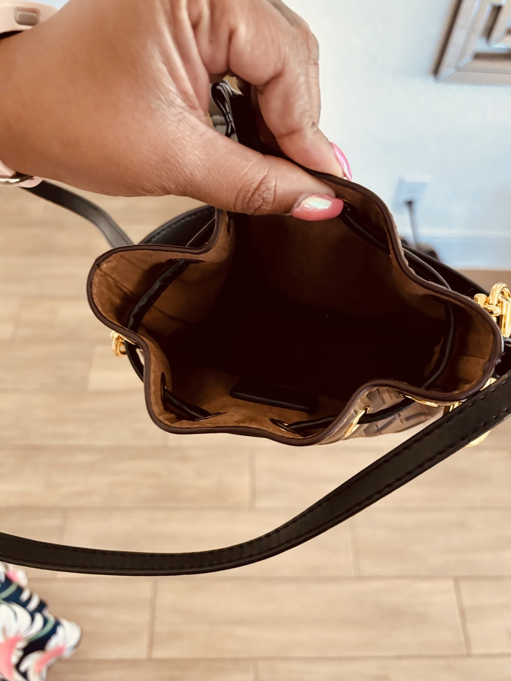 Fendi Black Embossed Logo Shoulder Bag - Picture 3 of 9